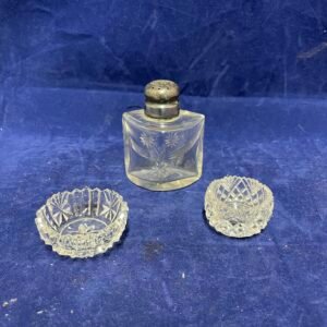 två glasskålar och ett saltkar